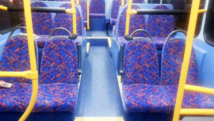 El asqueroso motivo por el que los asientos de los buses son tan coloridos