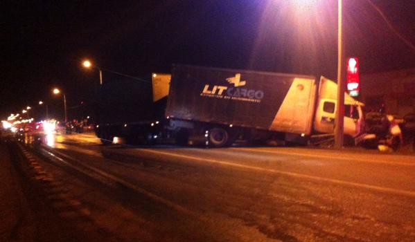 Colisión frontal entre camión Lit Cargo y automóvil dejó un muerto en Los Ángeles