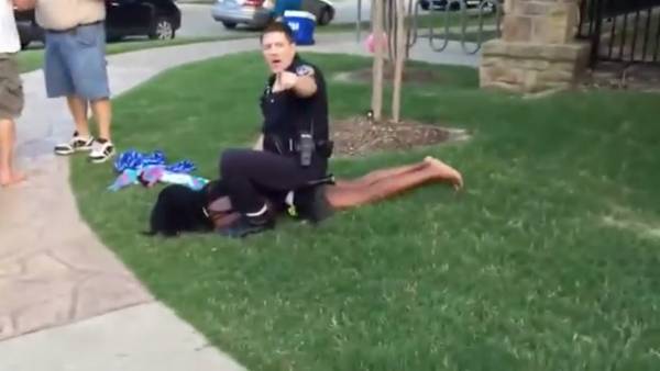 La descontrolada reacción de policías por jóvenes celebrando en una piscina en EEUU