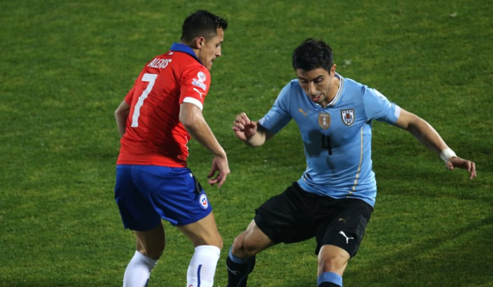 Hinchada humilló a uruguayo que acusó a Alexis de tener problemas mentales