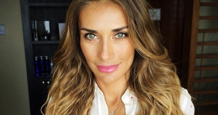 Carola de Moras roba miradas con atrevido escote en fiesta de diseñador