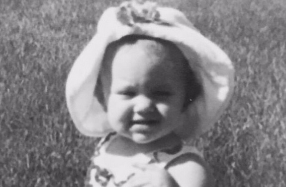 Adivina: ¿Qué guapa cantante estadounidense lucía así cuando era una niña?