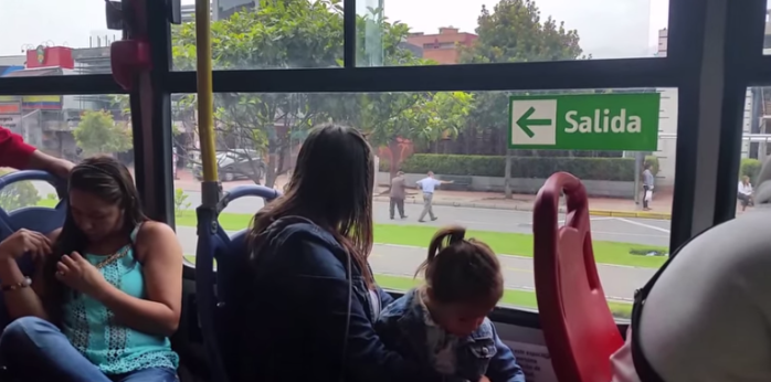 El noble gesto con el que un micrero sacó aplausos entre sus pasajeros en Bogotá