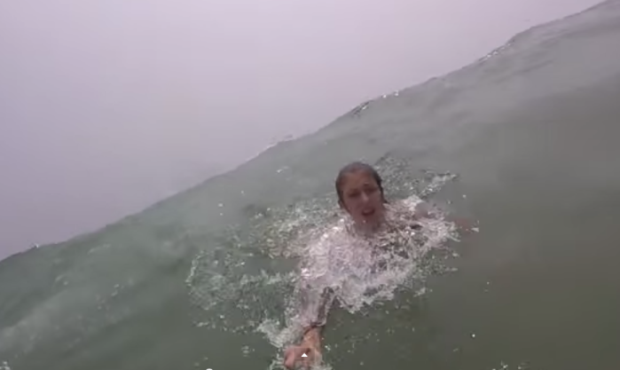 Adolescente se salvó de ser tragada por el mar gracias a su bastón de fotos