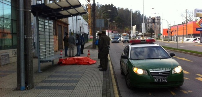 Hombre murió en pleno paradero de locomoción en Concepción: Investigan las causas