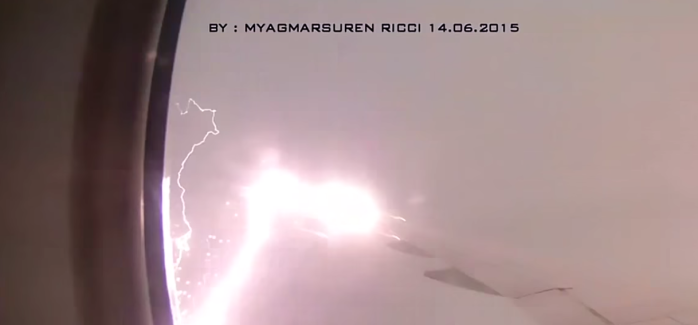 Impactante vídeo muestra momento exacto en que rayo golpea a un avión