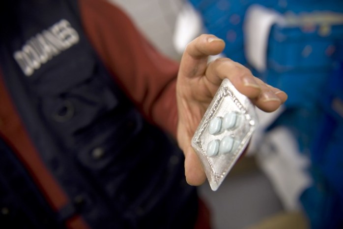 Decomisan miles de botellas de bebidas alcohólicas adulteradas en China: tenían viagra