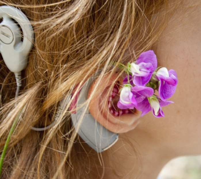 El conmovedor gesto de un padre para apoyar a su hija con implante auditivo