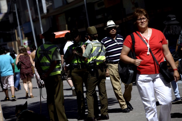 Video de Carabineros botando alimentos de comerciante ambulante enfurece a cibernautas