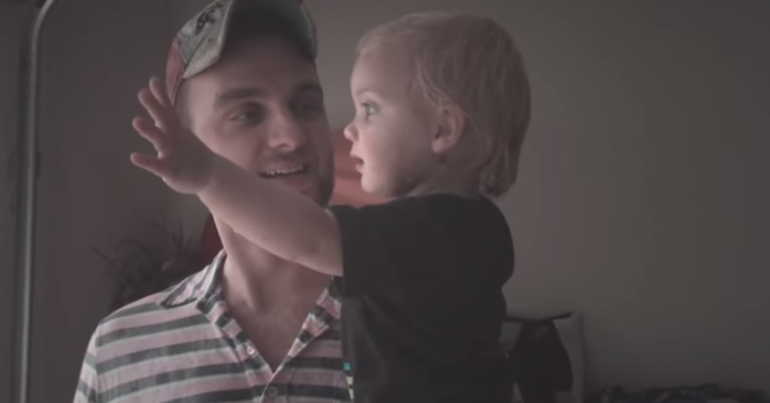 La enternecedora reacción de una bebé al tocar la lluvia por primera vez