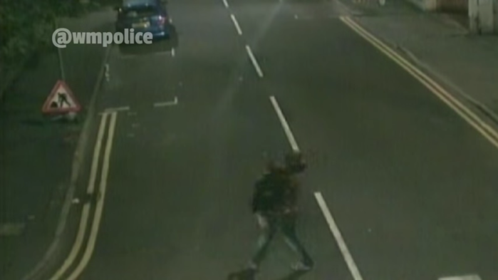 El perturbador video de sujeto cargando a mujer antes de violarla: Policía lo busca