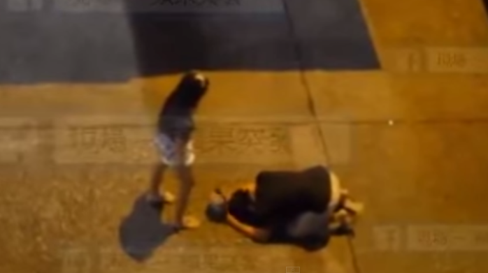 La brutal reacción de una joven ante las disculpas de su novio arrodillado