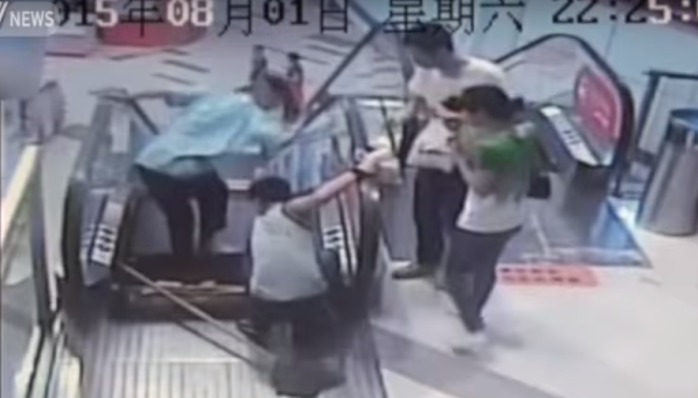Hombre perdió su pierna tras desperfecto de escalera mecánica en China