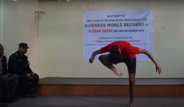 El alocado record mundial que consiguió un estudiante: darse autopatadas en la cabeza