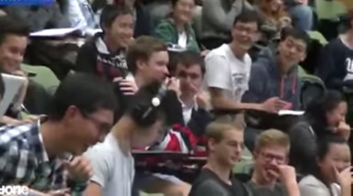 Estudiante pasa vergüenza de su vida al ser pillado viendo porno: Así reaccionó