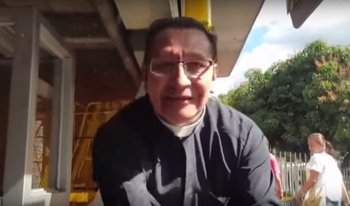 “Amén”: Furioso curita tapizó en gestos ofensivos a conductor que lo reprochó