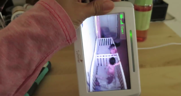 La increíble reacción de gemelas al escuchar la voz de mamá en un parlante