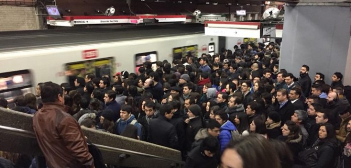 Insólito: Joven fue multado por Carabineros por tomar foto en el Metro de Santiago