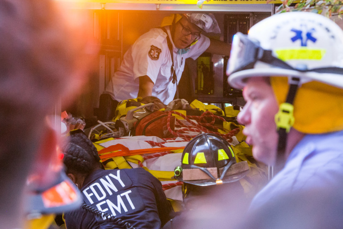 De esta extrema forma sacaron a mujer de 412 kilos de su edificio: No cupo por la puerta