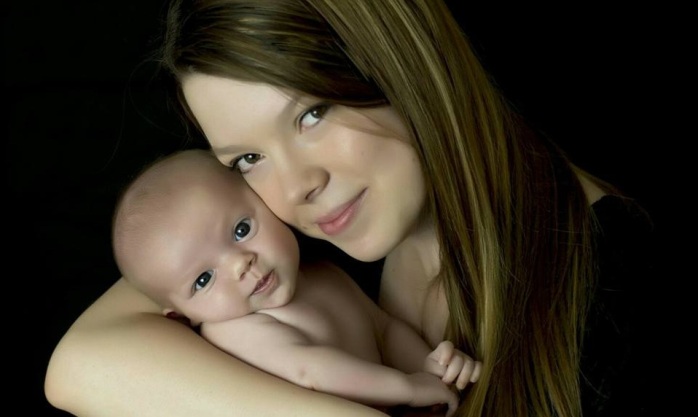 Su bebé lloraba sin parar en el avión: Lo que hizo otra mujer la sorprendió