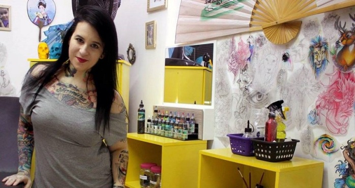 Esta tatuadora brasileña transforma marcas de violencia doméstica en arte