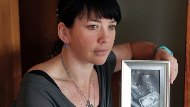 La extrema decisión de madre para recordar a su bebé muerta: Se tatuó con sus cenizas