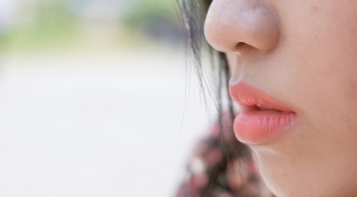 La noventera tendencia en maquillaje que vuelve a estar de moda: Labios escarchados