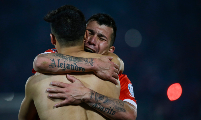 El sangriento “cariñito” que Gary se lleva a Europa tras el amistoso de La Roja
