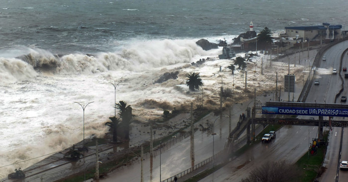 Imágenes dan cuenta del ingreso del tren de olas en zonas urbanas tras el terremoto