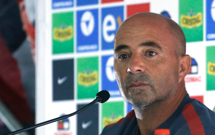 Ofuscado Jorge Sampaoli aseguró que no percibió copas de más en Arturo Vidal