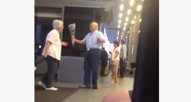 El romántico reencuentro de pareja de ancianos que enternece la red