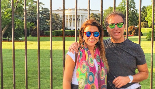 Con sonrisa de oreja a oreja Carolina Arregui y su esposo celebraron que pasaron agosto