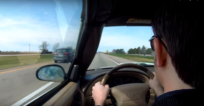 Joven se desmayó al volante: Cámara registró su monumental salvada