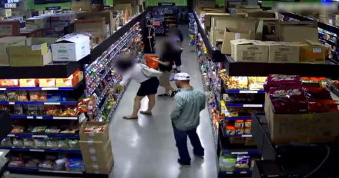 Acosador es sorprendido grabando bajo la falda de mujer en un supermercado