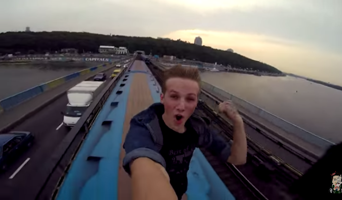 Joven corre sobre el metro cuando éste iba a toda velocidad en un puente