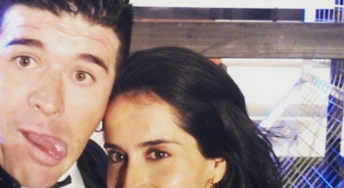 Junior Playboy se desnuda para saludar a Mila en su primer aniversario