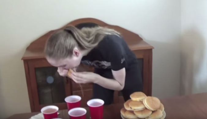 ¡Increíble! Neozelandesa se devora 20 hamburguesas en apenas 16 minutos