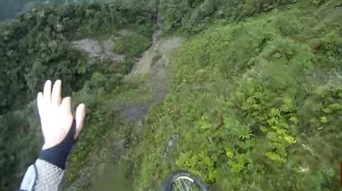 De impacto: Ciclista graba su violenta caída en 