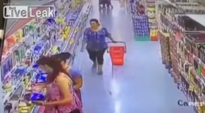 Mujeres son captadas robando y guardando la mercancía en sus partes íntimas