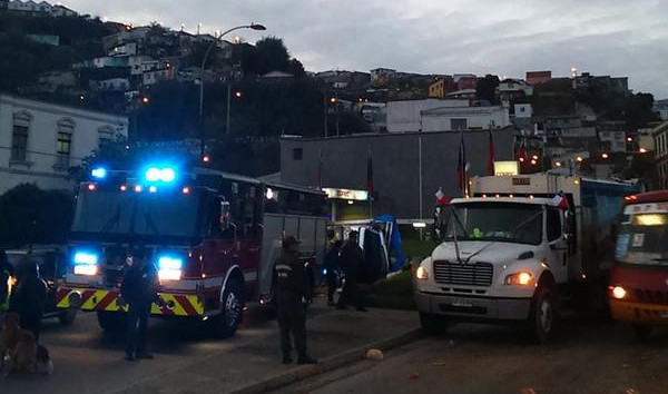 Un muerto y dos lesionados tras volcamiento de camión en Valparaíso