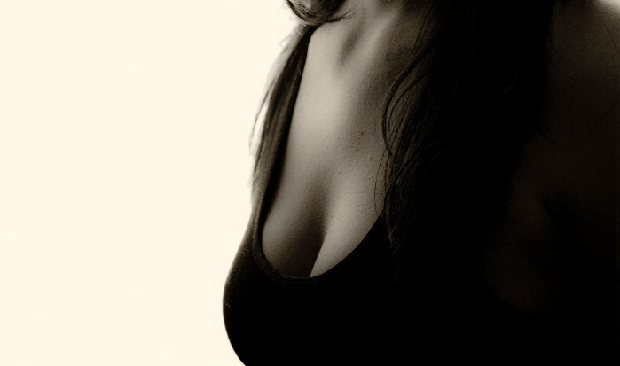 Pillan a mujer ingresando droga en la frontera: Su escote la traicionó