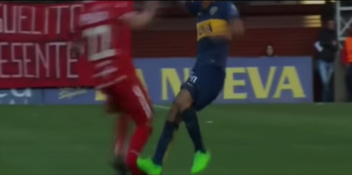 Carlos Tevez fractura a su oponente con escalofriante 'patadón'