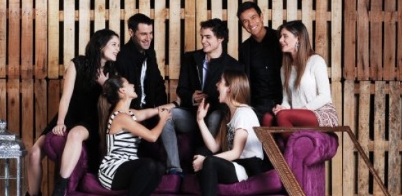 Critican a actriz de Pituca sin lucas por llegar con look inapropiado a evento