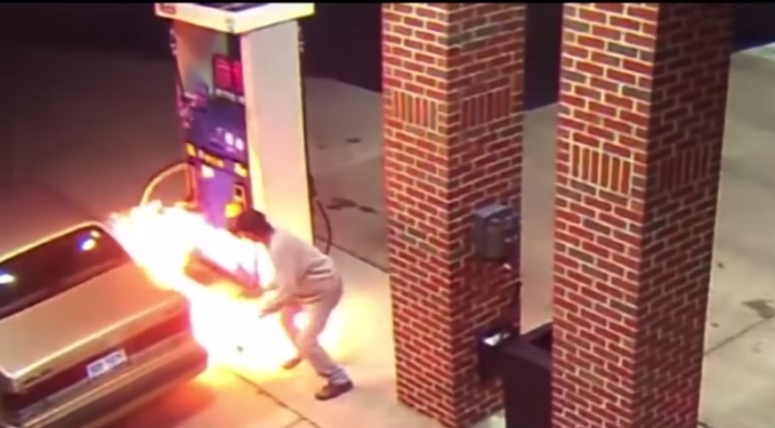 Torpe conductor casi quema gasolinera intentando matar a una araña