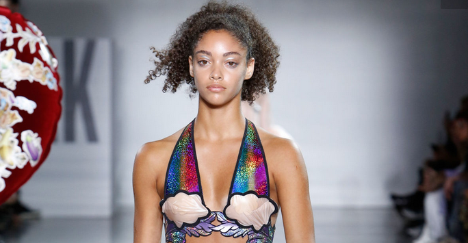 El desfile de moda que impactó por sus diseños: Hubo decenas de falos en sus prendas