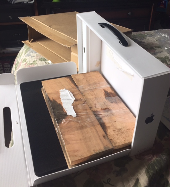 Cliente recibe “computador de palo” tras comprar un Mac en tienda de Concepción