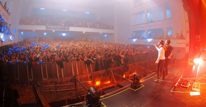 El borracho “show” de músico nacional en pleno vuelo: Piloto debió volver a tierra firme