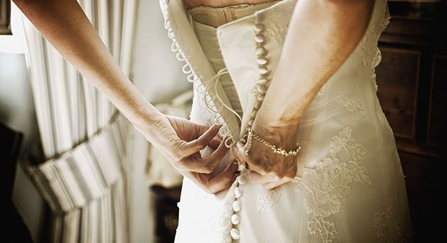 La asquerosa medida que tomó una madre para salvar el vestido de novia de su hija