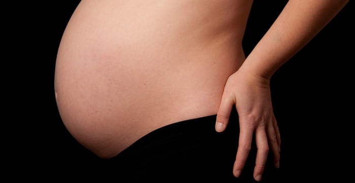 La extraña condición que casi mata a una mujer embarazada de tanto vomitar