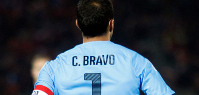 ¡También es arquero! El doble de Claudio Bravo que ahora graba comerciales